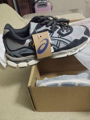 Кроссовки Asics, абсолютно новые, оригинал