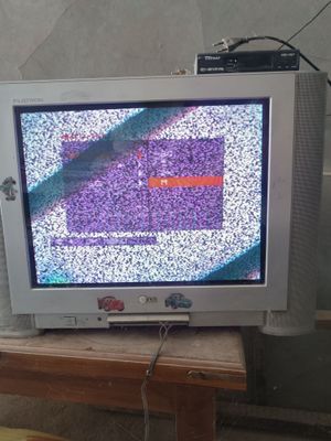 2 ta televizor Sotiladi ishlab turibdi arzon qilib beraman