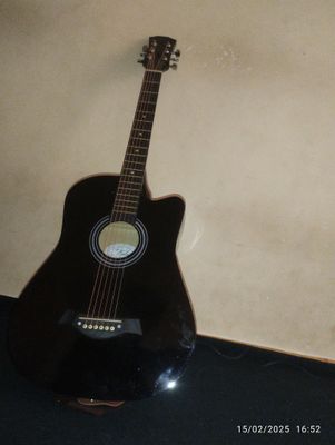 Gitara sotiladi