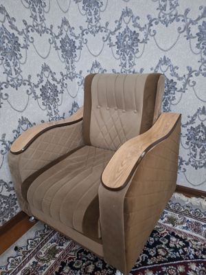 Mebel sotiladi, divan 2 ta kreslosi bilan