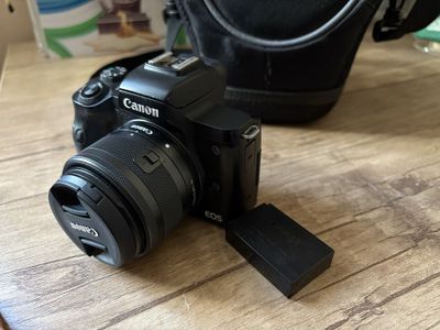 Canon EOS M50 + 2 батарейки + сумка в подарок!