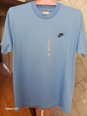 Продается голубая футболка Nike