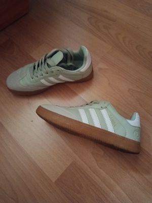 Продаются кросовки женские