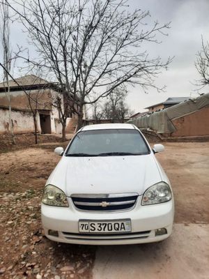 Lacetti 1.8 sotiladi