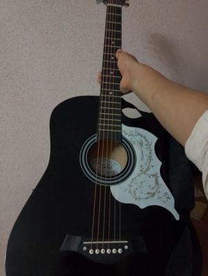 Akustik gitara sotiladi