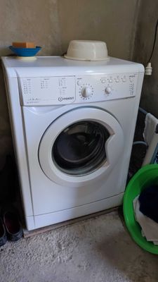 Продается стиральная Indesit