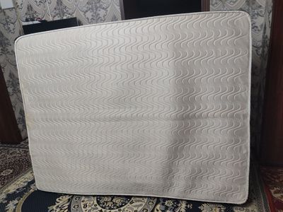 Матрас таза жыртылган жери жок