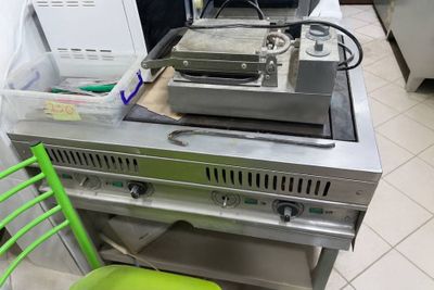 Продам электроплиту 4-х конфорочную