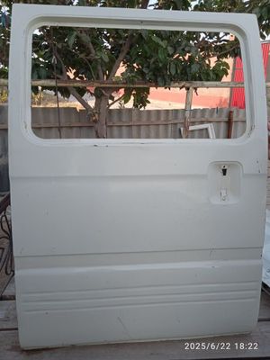 Damas oʼrta oʻng eshik qaymoq rang