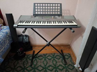 Продается синтезатор Yamaha PSR R-300