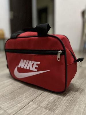 Сумка nike красного цвета