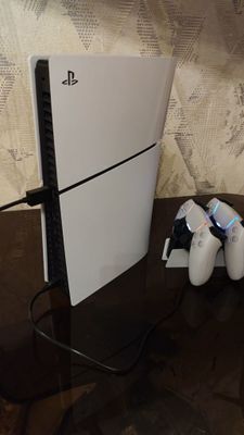 PS5 1Тб , 2 джойстика в комплекте с зарядкой