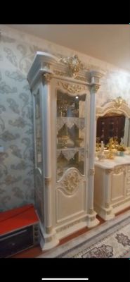 Продается гостинный набор, трюмо с зеркалом и боковые пеналы, стол