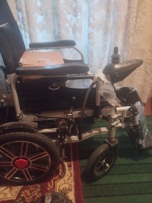 .Elektron pultli nogiron aravachasi yengi