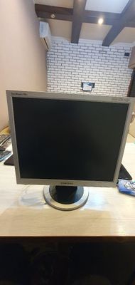 Samsung Monitor 17 lik holatini tiniq