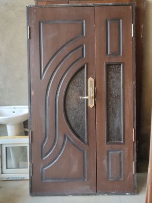 Продается дверь с окнами