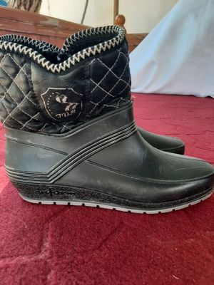 Резиновые сапожки женские