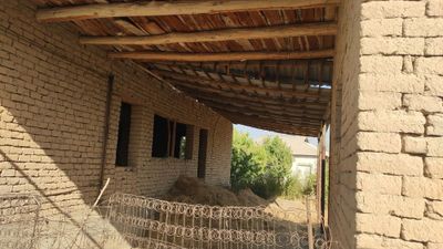 Янги Ўзбекистон боғидан 3-4 км узоқликда ҳовли сотилади,
