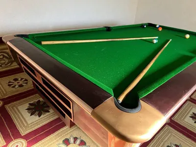 Pool bilyard sotiladi kiy va sharlari bilan!