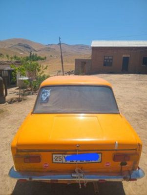 Vaz 2101 sotiladi.