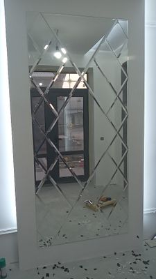 Romb shaklidagi dekor oyna va LED ko‘zgu oynalari sotiladi