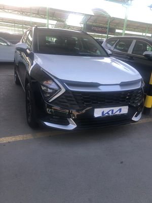 Kia Sportage 4X pazitsiya oq va qora rangi bor