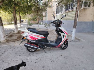 Срочно продам бензиновый скутер.