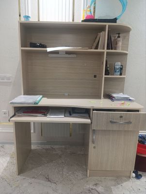 Компьютерный стол с книжной полкой.