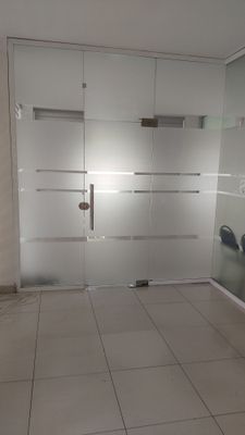 Каленое стекло сотилади