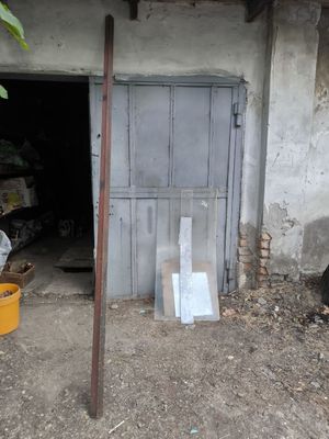 Металлический угольник.