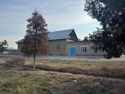 Qarshi shahrida Ma`muriy, yordamchi va molxona binolari sotiladi.