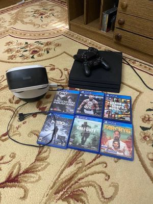 Playstation 4 pro с играми в отличном состоянии .