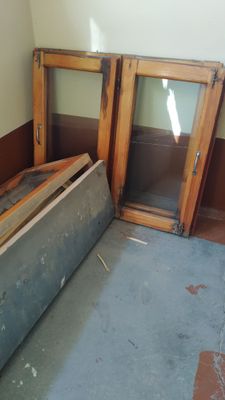Оконная рама со стеклами, разобранная