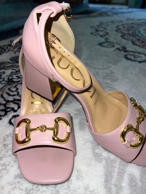 Ayollar uchun nafis pushti Gucci sandal