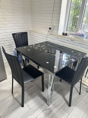 Стол со стульями
