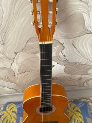 Klassik gitara sotiladi