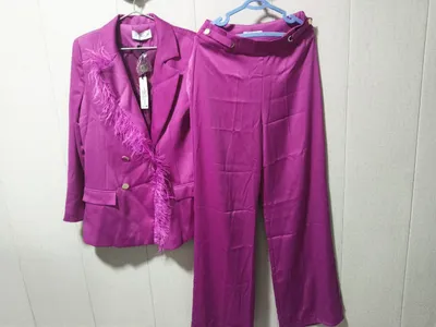 Женские пиджак&брюки малинового цвета ,от 'Zolo'.