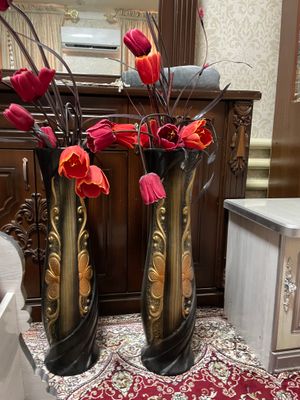 Искусственные цветы с кувшином