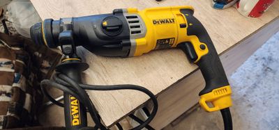 Перфоратор DEWALT 900 Вт