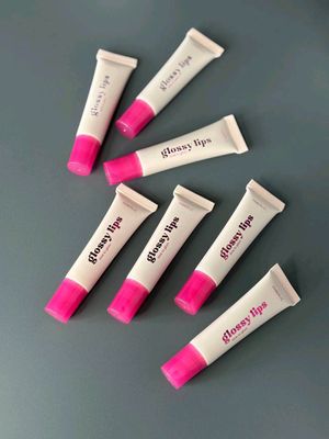 Glossy Lips hajm effekti bilan lab jilosi