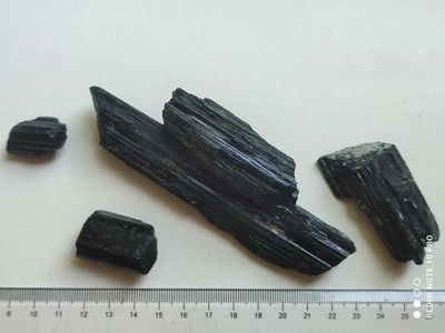 Камни ТУРМАЛИН (шерл)