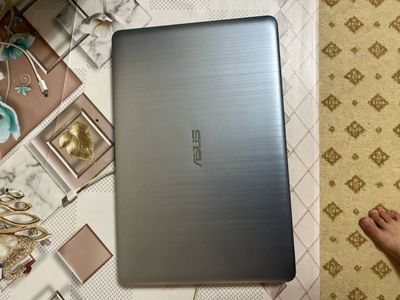 Notebook Asus sotiladi