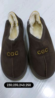 ugg sotiladi narx kelishamz