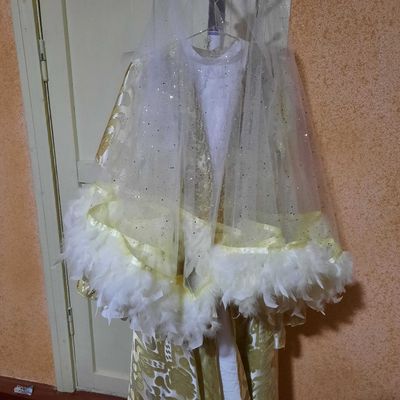 Ansanbil kelinlar libosi.kamplek sari,tillaqosh,sirga taqinchogi bor