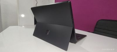 Продается черный Surface Pro 9 (i5-1235U CPU, 16GB RAM, 256 GB SSD)