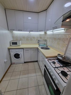 Сдаётся 3 комнатная кирпичная квартира рядом с метро Буюк Ипак Йули.