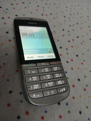 Nokia 300 sensorli telefon zoʻr ishlidi