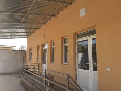 Ijaraga uy xovli 2 xona xammom tualet oshxona yangi remontan chiqgan.