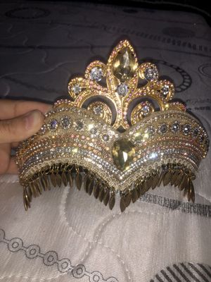 Yangi taqilmagan 2 ta karona, bitta tillaqosh va zirak.