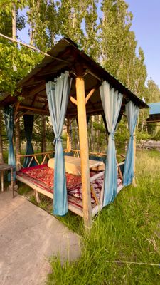 Топчаны в горах с бассейном